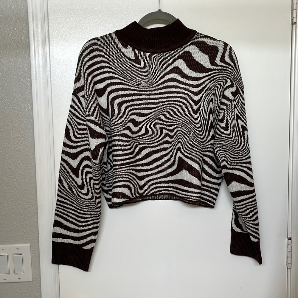 H&M brown and white cropped cowl neck sweater, in great condition, size S.